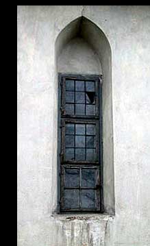 kościół Stare Bielsko zniszczone okno przed renowacją